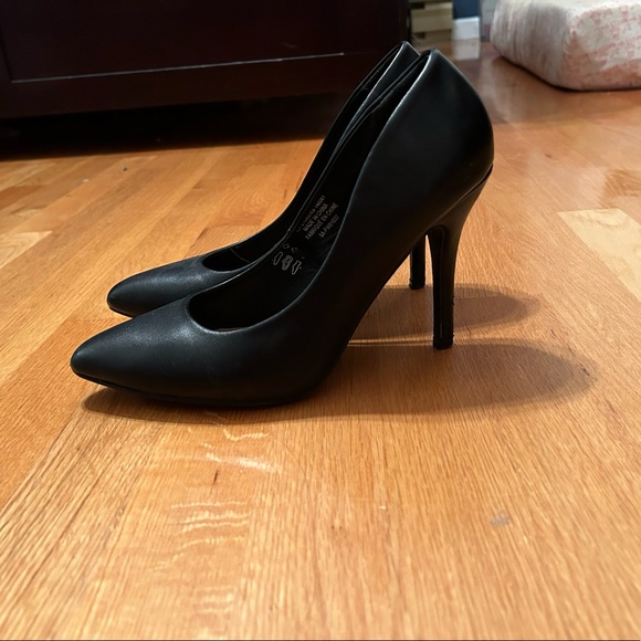 Black heels - Picture 2 of 2